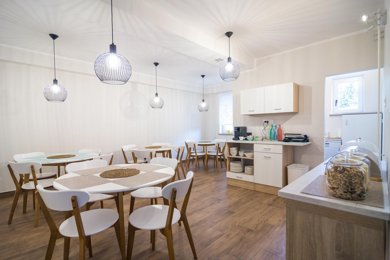 Hop House Garni Hotel ポストイナ エクステリア 写真